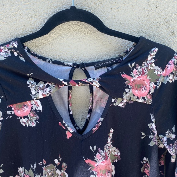 Short Black dress with flower pattern.Fits more like a small.Flowy bottom - Picture 2 of 5